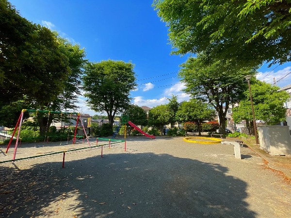 周辺環境:菅田廻三戸公園(遊具広場と、自由広場がある小さな公園です。幼児向けの複合遊具、砂場があり、小さいお子さんが楽しく遊べます。)