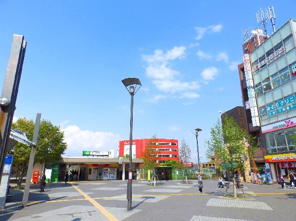 周辺環境:十日市場駅(南口には路線バス・タクシー専用ロータリーがあり、各方面への移動が便利です。周辺は学園都市ということもあり、リーズナブルなお買い物施設や飲食店が充実。)