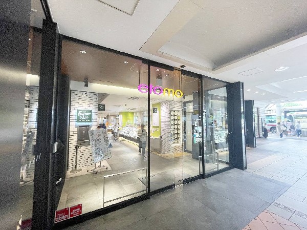 周辺環境:etomoあざみ野　(「エトモ」ブランドが東急が展開するのは、通勤・通学で駅を利用されるお客様をターゲットとした駅構内・駅近接の商業店舗です。)