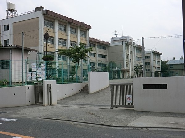 周辺環境:犬蔵中学校(学校教育目標は「生命・いのちを尊重し、生きる力を育む。」)