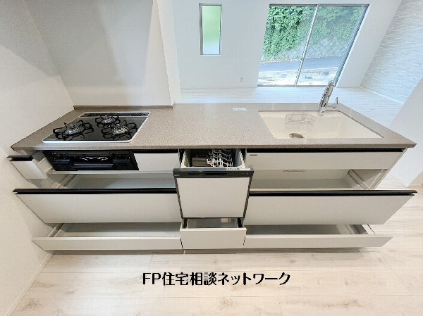 スライド収納付きのシステムキッチン。料理器具なども収納できて出し入れもスムーズ。収納量もたっぷりなので料理器具やストック調味料なども入れられる。