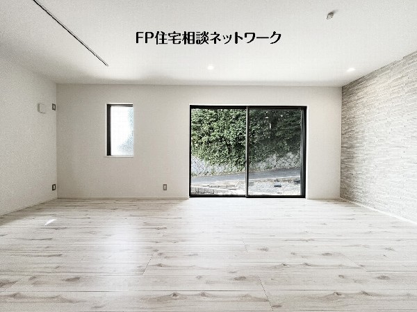 大きく面した掃出し窓から光が降りそそぐ開放的なリビング。大きな窓からは、太陽の光はもちろん、爽やかな風が吹き抜けます。快適で心地の良い空間を演出してくれます。