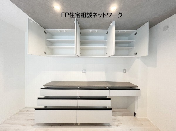 システムキッチンと一体感あるカラーでまとまった、食器棚付です。高額な設備であることから建売には採用されないことが多いので、うれしい設備仕様です。