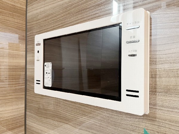 浴室には大型浴室ＴＶ付き。「見たい番組があるけど、明日も早いからお風呂に入らなければ」　という悩みは不要です。湯船に浸かりながら見たい番組をゆっくり見れる。