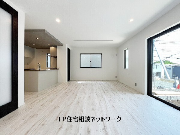 20.16帖の広々ＬＤＫ。ダイニングテーブルやソファーなどの家具もしっかりと配置できます。ゆったりとした広さの空間でご家族だんらんの時間をお過ごしください。