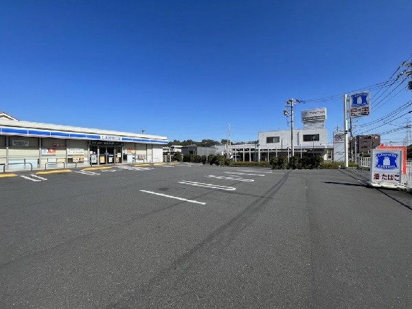 周辺環境:ローソン町田芝溝街道店(ちょっとしたお買い物はもちろん、ATMや各種収納代行サービスも利用でき、忙しい毎日の強い味方となる便利なコンビニです。)