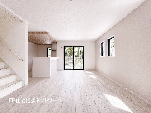ダイニングテーブルやソファーなどの家具もしっかりと配置できます。ゆったりとした広さの空間でご家族だんらんの時間をお過ごしください。