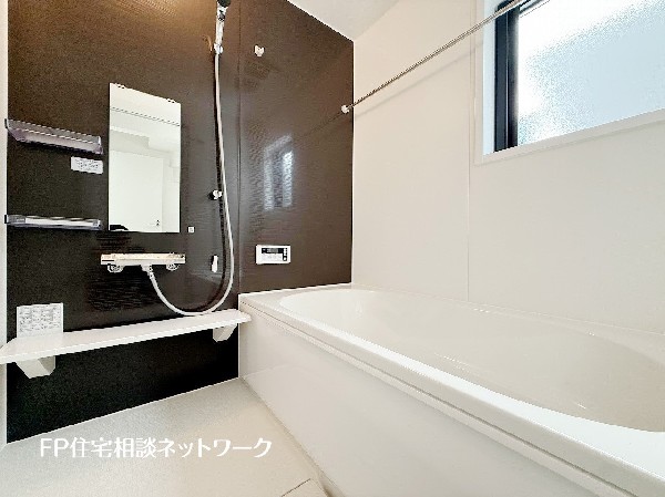 ゆったり入れる一坪バス。足を伸ばして入れるサイズは一日の疲れを癒すのに嬉しい広さ。お子様と一緒の入浴でも充分な広さです。