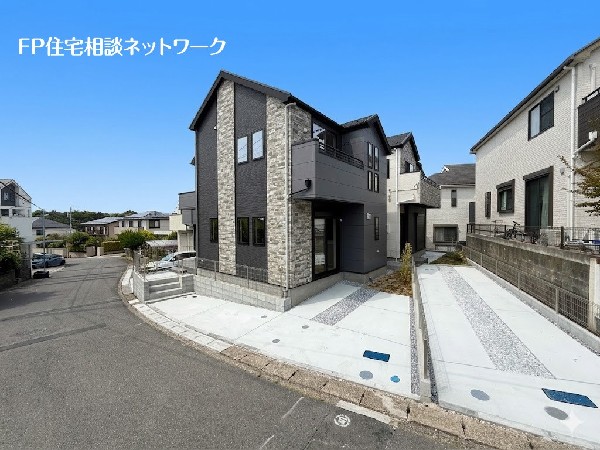 外観:東急田園都市線「江田」駅徒歩10分の好立地！2階建てが建並ぶ閑静な住宅街で、カースペース2台駐車可能です。