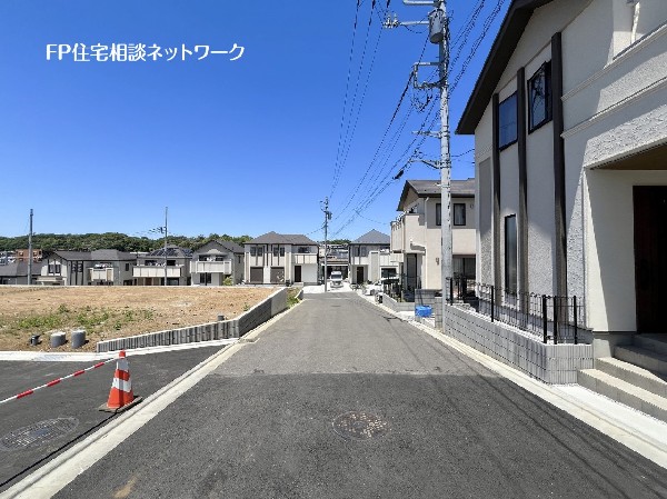 外観:全16棟の大規模開発現場！前面道路の開発道路幅員は6ｍあるスッキリとした現場で、車通りも少ないので小さなお子様がいらっしゃるご家庭も安心です。