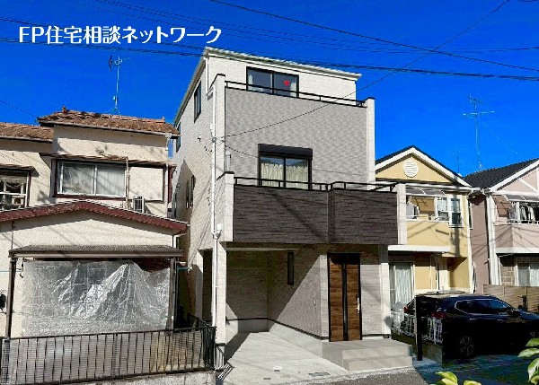 外観:【類似外観同仕様】施工例のため分譲中の建物とは外壁、屋根開口部等の形状・仕様が異なります。