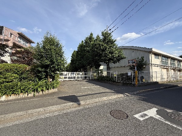 周辺環境:国立第七小学校(お子様が一日の中でも長い時間を過ごす小学校。のびのびと過ごし、広い校庭で元気に駆け回ったり、どんどん成長していくお子様の姿が目に浮かびます)