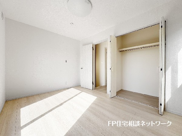 全居室には大型の収納クローゼットを完備。普段使いのお洋服や小物はもちろん、季節物のお洋服などもしっかりと整理整頓出来る。居室空間を隅々まで使えるのが嬉しい。