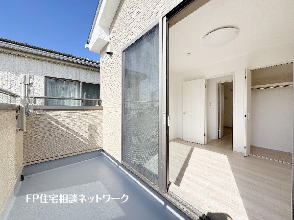 大きな窓で日差しを長時間受ける事が出来る暖かいお部屋です。
