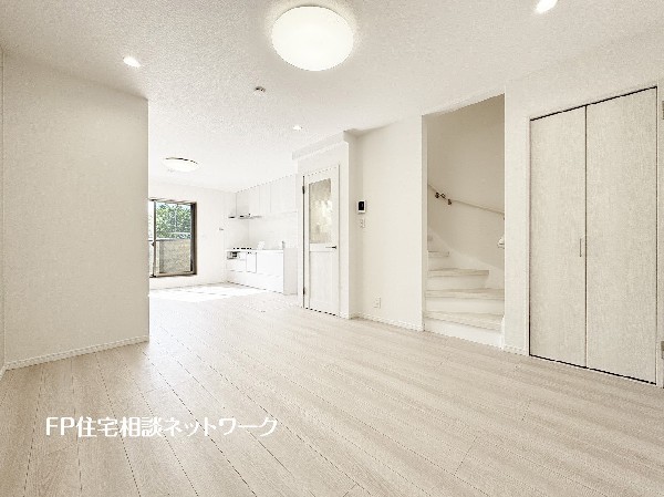 オープンな空間を生み出す、広がりとゆとり。家族と過ごす時間を大切にしたい方にぴったりのゆとりある住空間です。日差しがリビングの隅々までしっかりと届きます。