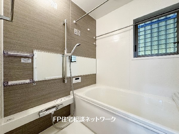 ゆったり入れる一坪バス。足を伸ばして入れるサイズは一日の疲れを癒すのに嬉しい広さ。お子様と一緒の入浴でも充分な広さです。