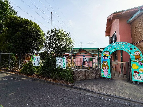 周辺環境:国立文化幼稚園(マリア・モンテッソーリ博士が考案した「人類の平和に貢献できる人間の育成」の教育理念を取り入れています。)