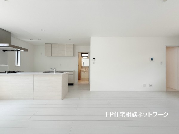 想像以上の質感が訪れる者の心を離さない。フローリング素材、窓の配置、壁面タイル、カラーバランス、どれをとってもワンランク上の仕上がり。