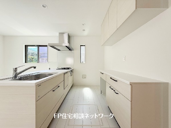 システムキッチンと一体感あるカラーでまとまった、食器棚付です。高額な設備であることから建売には採用されないことが多いので、うれしい設備仕様です。