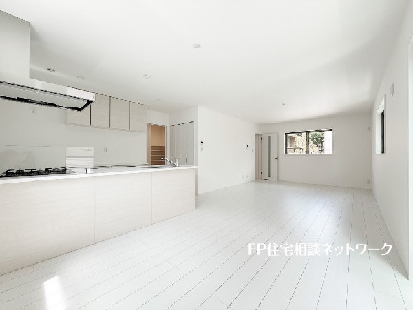 大切な家族が集まるからこそLDKにはこだわりたい。日当たりのよい広いＬＤＫを、子供たちが元気に走り回っている姿を見た時「広い家にして良かった」と思う。