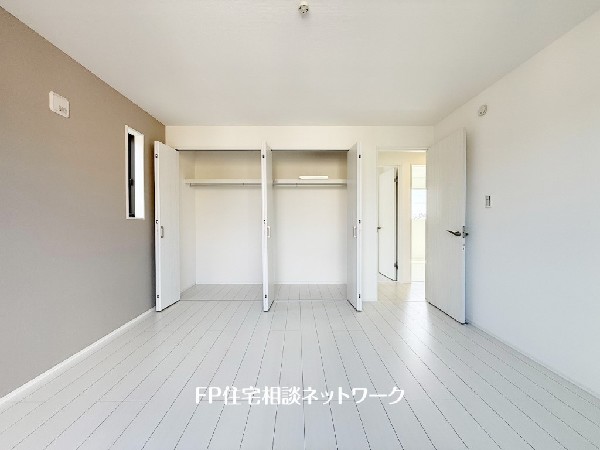 全居室には大型の収納クローゼットを完備。普段使いのお洋服や小物はもちろん、季節物のお洋服などもしっかりと整理整頓出来る。居室空間を隅々まで使えるのが嬉しい。