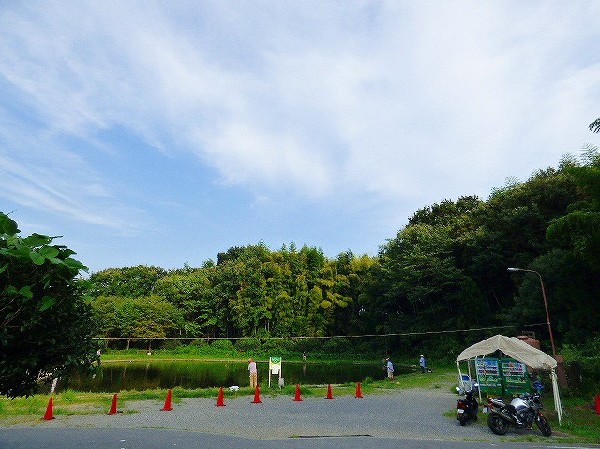 周辺環境:ベリーパークin FISH ON!(緑に囲まれた大型の釣り堀です。バーベキュー場も併設されています。テレビの撮影もよく行われています。)