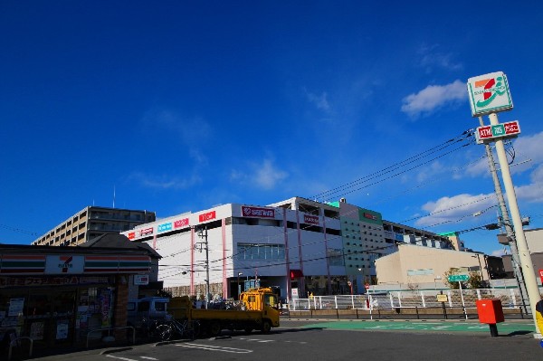 周辺環境:アメリア稲城ショッピングセンター(スーパー三和、ダイソー、マツキヨ、書店、衣料品店などが入る、ショッピングモールです。駐車場も広く休日のお買い物に便利です。)