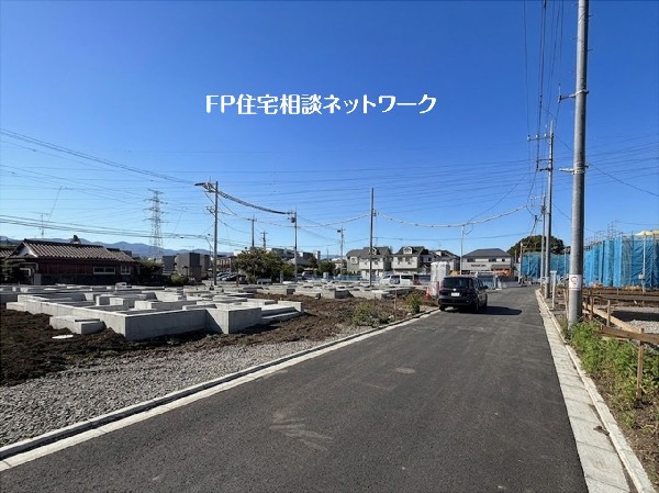 外観:澄み切った青空に映える、造成完了した分譲地。日当たり良好で、生活の利便性も高い環境です。ここから始まる家族の新しい物語の舞台。