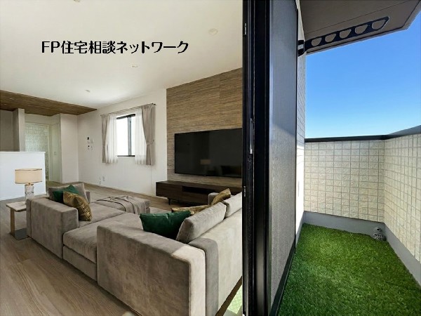 【バルコニー】本画像はAIがCGで芝を作成しており、実際の現地に芝は設置されておりません。また、販売価格に芝等は含まれておりません。