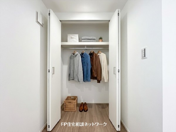 【クローゼット】本画像はAIがCGで衣類・小物を作成しており、実際の現地に衣類・小物は設置されておりません。また、販売価格に衣類等は含まれておりません。