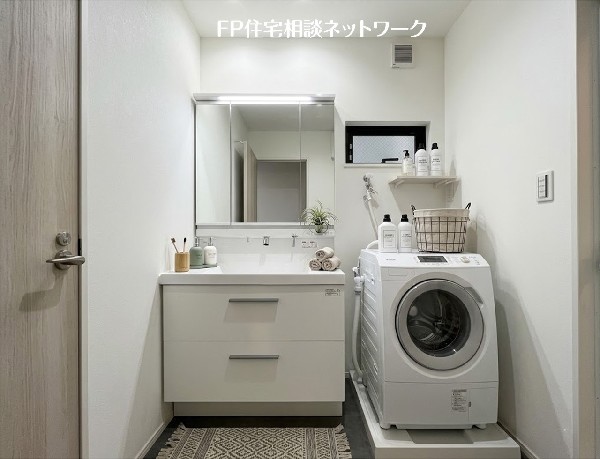 【浴室洗面室】本画像はAIがCGで家具を作成しており、実際の現地に家具は設置されておりません。また、販売価格に家具等は含まれておりません。