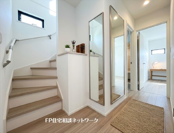 【1階玄関ホール】本画像はAIがCGで家具を作成しており、実際の現地に家具は設置されておりません。また、販売価格に家具等は含まれておりません。