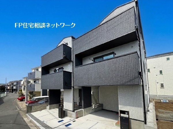 外観:【外観】白と黒のコントラストが洗練されたスタイリッシュな外観の戸建て住宅です。モダンで落ち着いたデザインは、周囲の住宅街にも馴染みやすく、機能的な駐車スペースも確保されています。