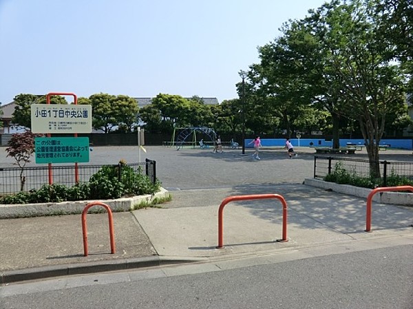 周辺環境:小田１丁目中央公園　(近隣には、公園もあり、青空の下で駆け回ったり、遊具で遊んだり、思い思いの遊びができます。子供たちの元気で楽しそうな声が響き渡ります。)