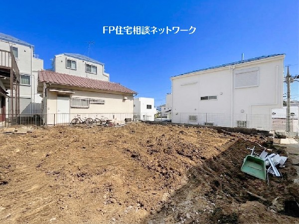 外観:土地面積143.72m2で建築条件なしの売地、2世帯住宅や大型の建物も建築可能！南側に広い庭を配置する事も可能です。