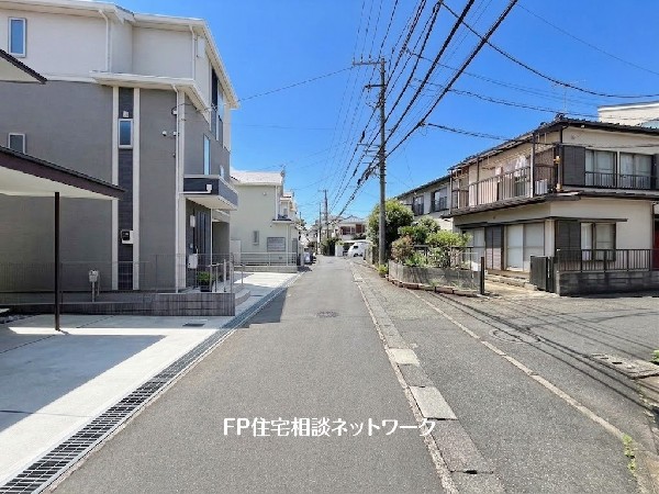 外観:大通りから1本入った閑静な住宅地、敷地と道路に高低差が無い敷地です。