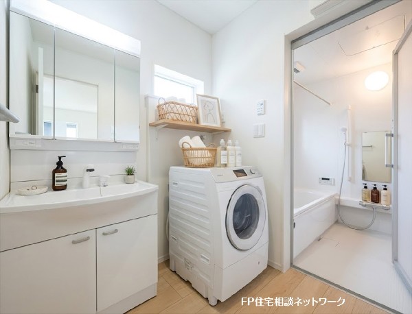 【浴室洗面室】  本画像はAIがCGで家具を作成しており、実際の現地に家具は設置されておりません。また、販売価格に家具等は含まれておりません。