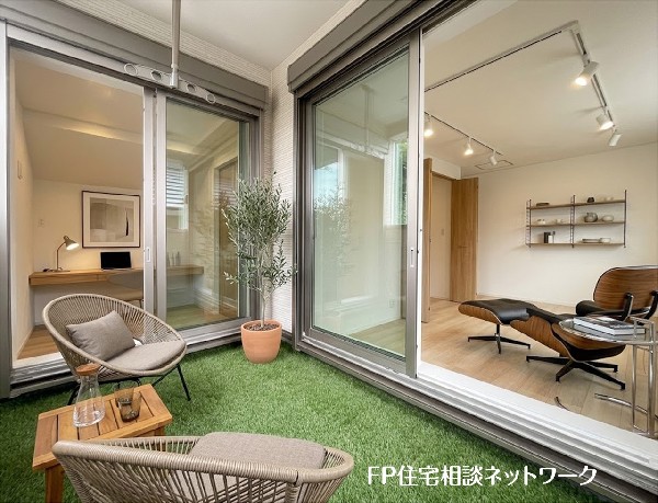 外観:【バルコニー】  本画像はAIがCGで芝・家具を作成しており、実際の現地に芝・家具は設置されておりません。また、販売価格に芝・家具等は含まれておりません。