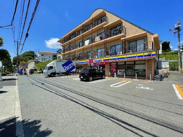 周辺環境:ミニストップ町田和光学園前店(～街角のあなたの憩いの場～ソフトクリームやポテトなどオリジナルのスナックをコンビニ内で食べれます。)