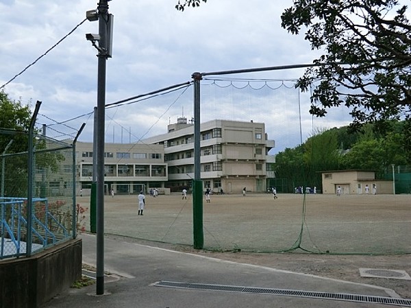 周辺環境:真光寺中学校　(未来の展望に立ち、人権尊重の精神を基に、主体的に学び、思いやりの心を大切にし、 よりよい生き方を目指す生徒を育成する。)
