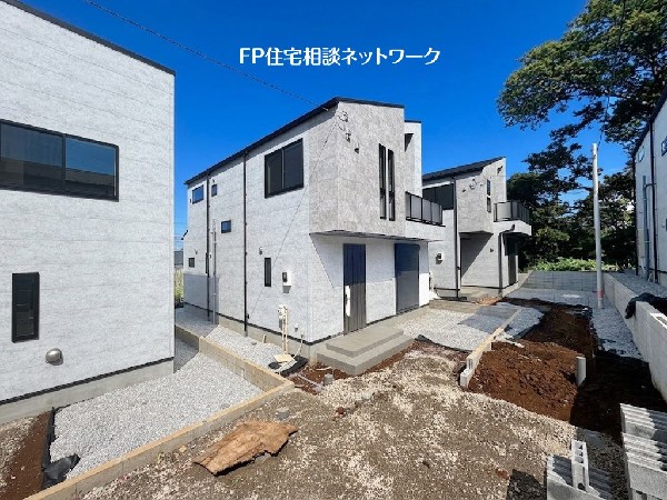 外観:大型分譲開発現場！外観のデザインだけでなく間取りや収納にもこだわったデザイナーズ住宅です。