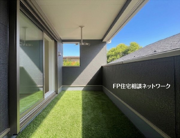 外観:【バルコニー】  本画像はAIがCGで芝を作成しており、実際の現地に芝は設置されておりません。また、販売価格に芝等は含まれておりません。