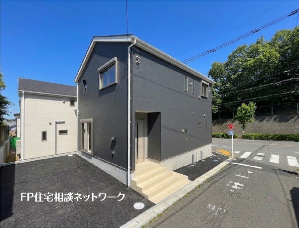 外観:【外観】洗練されたダークグレーの外壁が印象的なこちらの物件。周囲の環境と調和しつつも存在感を放つ住まいです。シンプルモダンなデザインと落ち着いた色合いは、長く愛着を持って暮らせる空間です。