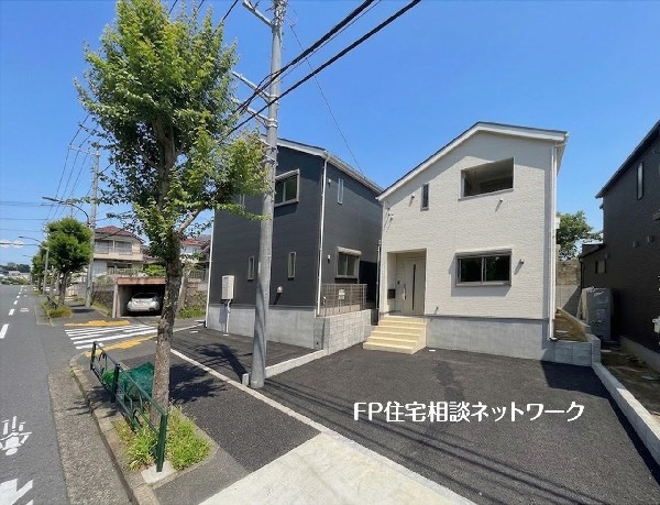 外観:【外観】  静かな住宅街に佇む、洗練された外観の戸建て物件です。駐車スペースを完備し、採光に優れた明るい室内は快適な暮らしを約束します。周辺環境:も良好で、落ち着いた生活をお求めの方に最適な住まいです。