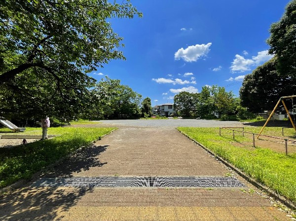 周辺環境:鶴川富士見第2児童公園(鶴川富士見第2児童公園　グランドが広がる公園、遊具などもありお子様と気持ち良く遊べます。)