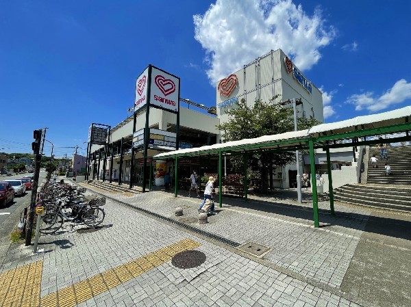 周辺環境:スーパー三和鶴川店　(地域密着型でお客様の便利を追求したスーパーマーケット。生鮮食品を中心に加工食品、日用雑貨の品揃えも充実しています。)