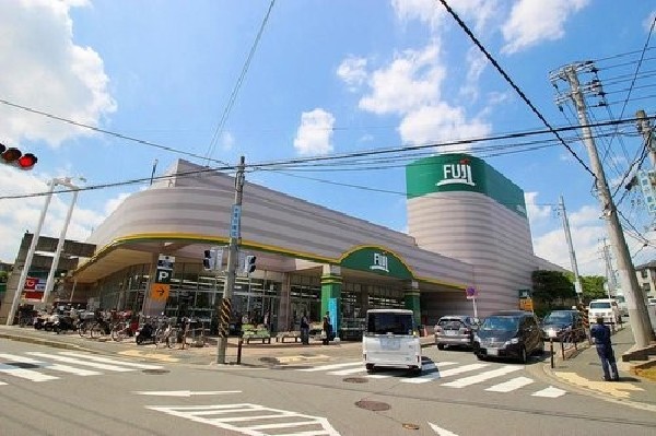 周辺環境:FUJI　上野川店川店(周囲にはいくつかのスーパーが点在しており、目的や曜日などで使い分けるもの良いですね。)