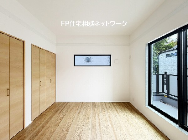 2面採光でお部屋の隅々まで明るい印象の居室。おひさまの光を、爽やかな風をたっぷりと取り込めます。居室内はいつも明るいので、毎日の生活も自然と明るくなりますね。