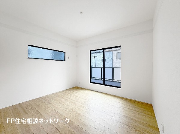 深いやすらぎへと誘う主寝室。約7.3帖のゆとりの広さと、落ち着いた内装仕様でプライベートな時間を心豊かにお過ごしいただけるように配慮。