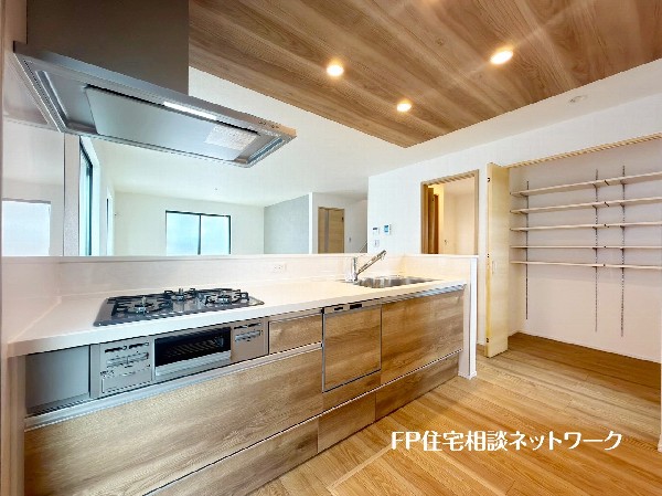 新しいキッチンは食事の支度も楽しく出来る。お手伝いをしてくれるお子様と並びながら準備や片付けが出来るキッチンは、ご家族のコミュニケーションを育む場として活躍します。